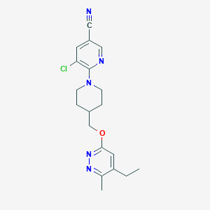 5-Chloro-6-(4-{[(5-ethyl-6-methylpyridazin-3-yl)oxy]methyl}piperidin-1-yl)pyridine-3-carbonitrile