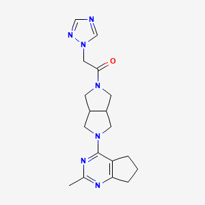 1-(5-{2-methyl-5H,6H,7H-cyclopenta[d]pyrimidin-4-yl}-octahydropyrrolo[3,4-c]pyrrol-2-yl)-2-(1H-1,2,4-triazol-1-yl)ethan-1-one