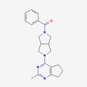 molecular formula C21H24N4O B12241109 2-benzoyl-5-{2-methyl-5H,6H,7H-cyclopenta[d]pyrimidin-4-yl}-octahydropyrrolo[3,4-c]pyrrole 