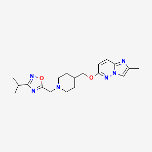 molecular formula C19H26N6O2 B12241187 4-[({2-Methylimidazo[1,2-b]pyridazin-6-yl}oxy)methyl]-1-{[3-(propan-2-yl)-1,2,4-oxadiazol-5-yl]methyl}piperidine 