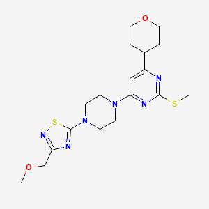 4-{4-[3-(Methoxymethyl)-1,2,4-thiadiazol-5-yl]piperazin-1-yl}-2-(methylsulfanyl)-6-(oxan-4-yl)pyrimidine