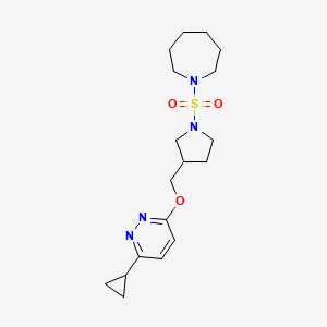 molecular formula C18H28N4O3S B12241832 1-[(3-{[(6-Cyclopropylpyridazin-3-yl)oxy]methyl}pyrrolidin-1-yl)sulfonyl]azepane 