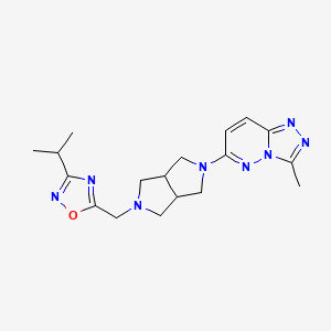 molecular formula C18H24N8O B12241931 5-[(5-{3-Methyl-[1,2,4]triazolo[4,3-b]pyridazin-6-yl}-octahydropyrrolo[3,4-c]pyrrol-2-yl)methyl]-3-(propan-2-yl)-1,2,4-oxadiazole 