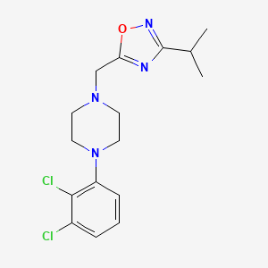 molecular formula C16H20Cl2N4O B12242226 1-(2,3-Dichlorophenyl)-4-{[3-(propan-2-yl)-1,2,4-oxadiazol-5-yl]methyl}piperazine 