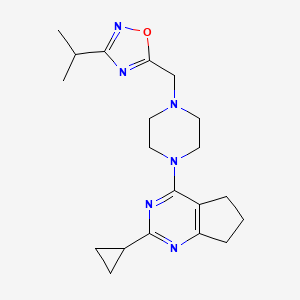 molecular formula C20H28N6O B12242913 1-{2-cyclopropyl-5H,6H,7H-cyclopenta[d]pyrimidin-4-yl}-4-{[3-(propan-2-yl)-1,2,4-oxadiazol-5-yl]methyl}piperazine 