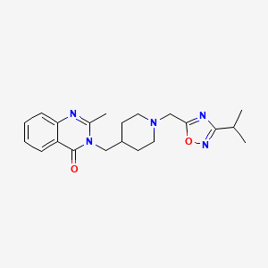 molecular formula C21H27N5O2 B12243181 2-Methyl-3-[(1-{[3-(propan-2-yl)-1,2,4-oxadiazol-5-yl]methyl}piperidin-4-yl)methyl]-3,4-dihydroquinazolin-4-one 