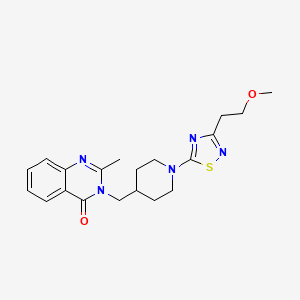 molecular formula C20H25N5O2S B12243386 3-({1-[3-(2-Methoxyethyl)-1,2,4-thiadiazol-5-yl]piperidin-4-yl}methyl)-2-methyl-3,4-dihydroquinazolin-4-one 