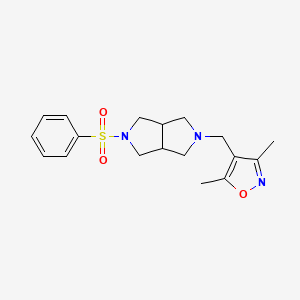 molecular formula C18H23N3O3S B12243447 4-{[5-(Benzenesulfonyl)-octahydropyrrolo[3,4-c]pyrrol-2-yl]methyl}-3,5-dimethyl-1,2-oxazole 