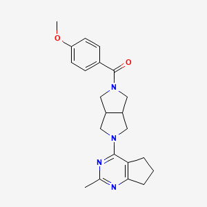 molecular formula C22H26N4O2 B12243627 2-(4-methoxybenzoyl)-5-{2-methyl-5H,6H,7H-cyclopenta[d]pyrimidin-4-yl}-octahydropyrrolo[3,4-c]pyrrole 