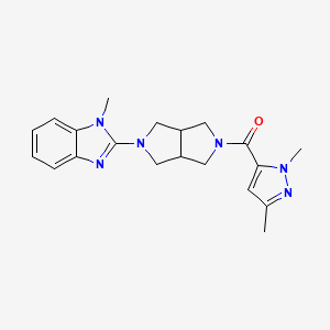 molecular formula C20H24N6O B12243788 2-[5-(1,3-dimethyl-1H-pyrazole-5-carbonyl)-octahydropyrrolo[3,4-c]pyrrol-2-yl]-1-methyl-1H-1,3-benzodiazole 