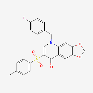 molecular formula C24H18FNO5S B1224385 5-[(4-Fluorophenyl)methyl]-7-(4-methylphenyl)sulfonyl-[1,3]dioxolo[4,5-g]quinolin-8-one 