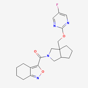 molecular formula C20H23FN4O3 B12243972 3-(3a-{[(5-Fluoropyrimidin-2-yl)oxy]methyl}-octahydrocyclopenta[c]pyrrole-2-carbonyl)-4,5,6,7-tetrahydro-2,1-benzoxazole 