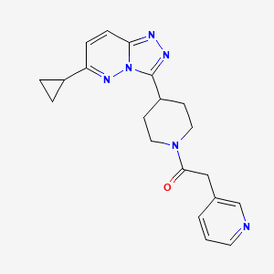 1-(4-{6-Cyclopropyl-[1,2,4]triazolo[4,3-b]pyridazin-3-yl}piperidin-1-yl)-2-(pyridin-3-yl)ethan-1-one