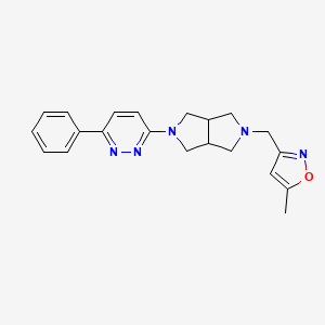 molecular formula C21H23N5O B12244185 3-{5-[(5-Methyl-1,2-oxazol-3-yl)methyl]-octahydropyrrolo[3,4-c]pyrrol-2-yl}-6-phenylpyridazine 