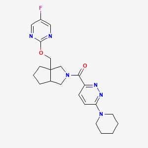 molecular formula C22H27FN6O2 B12244212 3-(3a-{[(5-Fluoropyrimidin-2-yl)oxy]methyl}-octahydrocyclopenta[c]pyrrole-2-carbonyl)-6-(piperidin-1-yl)pyridazine 