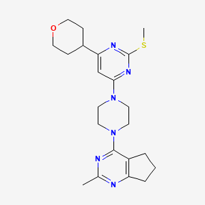 molecular formula C22H30N6OS B12244263 4-(4-{2-methyl-5H,6H,7H-cyclopenta[d]pyrimidin-4-yl}piperazin-1-yl)-2-(methylsulfanyl)-6-(oxan-4-yl)pyrimidine 