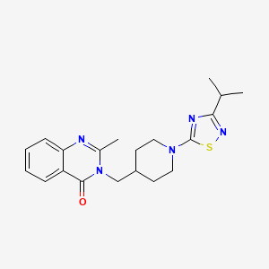 2-Methyl-3-({1-[3-(propan-2-yl)-1,2,4-thiadiazol-5-yl]piperidin-4-yl}methyl)-3,4-dihydroquinazolin-4-one