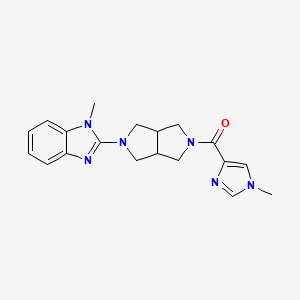 molecular formula C19H22N6O B12244675 1-methyl-2-[5-(1-methyl-1H-imidazole-4-carbonyl)-octahydropyrrolo[3,4-c]pyrrol-2-yl]-1H-1,3-benzodiazole 