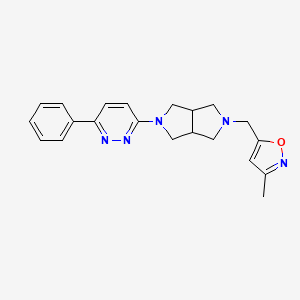 molecular formula C21H23N5O B12244685 3-{5-[(3-Methyl-1,2-oxazol-5-yl)methyl]-octahydropyrrolo[3,4-c]pyrrol-2-yl}-6-phenylpyridazine 