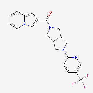 molecular formula C21H19F3N4O B12244969 2-{5-[5-(Trifluoromethyl)pyridin-2-yl]-octahydropyrrolo[3,4-c]pyrrole-2-carbonyl}indolizine 