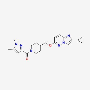 molecular formula C21H26N6O2 B12245165 4-[({2-cyclopropylimidazo[1,2-b]pyridazin-6-yl}oxy)methyl]-1-(1,5-dimethyl-1H-pyrazole-3-carbonyl)piperidine 