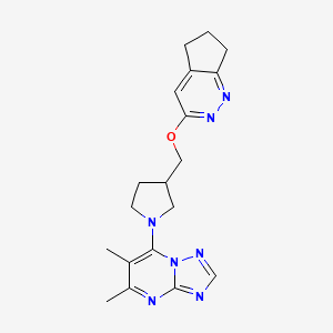 molecular formula C19H23N7O B12246652 3-({5H,6H,7H-cyclopenta[c]pyridazin-3-yloxy}methyl)-1-{5,6-dimethyl-[1,2,4]triazolo[1,5-a]pyrimidin-7-yl}pyrrolidine 