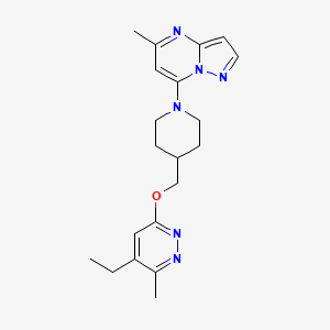 molecular formula C20H26N6O B12246832 4-Ethyl-3-methyl-6-[(1-{5-methylpyrazolo[1,5-a]pyrimidin-7-yl}piperidin-4-yl)methoxy]pyridazine 