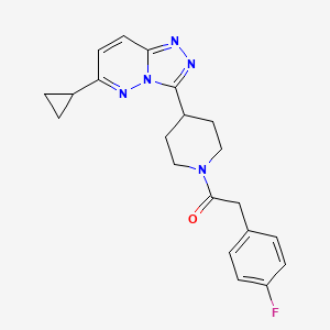 1-(4-{6-Cyclopropyl-[1,2,4]triazolo[4,3-b]pyridazin-3-yl}piperidin-1-yl)-2-(4-fluorophenyl)ethan-1-one