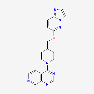 4-({Imidazo[1,2-b]pyridazin-6-yloxy}methyl)-1-{pyrido[3,4-d]pyrimidin-4-yl}piperidine