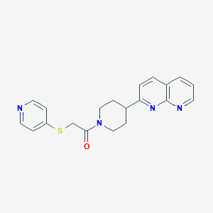 1-[4-(1,8-Naphthyridin-2-yl)piperidin-1-yl]-2-(pyridin-4-ylsulfanyl)ethan-1-one