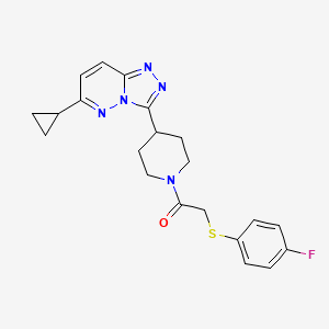 1-(4-{6-Cyclopropyl-[1,2,4]triazolo[4,3-b]pyridazin-3-yl}piperidin-1-yl)-2-[(4-fluorophenyl)sulfanyl]ethan-1-one