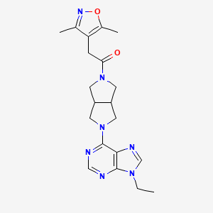 molecular formula C20H25N7O2 B12247625 2-(3,5-dimethyl-1,2-oxazol-4-yl)-1-[5-(9-ethyl-9H-purin-6-yl)-octahydropyrrolo[3,4-c]pyrrol-2-yl]ethan-1-one 