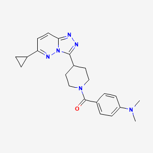 molecular formula C22H26N6O B12247712 4-(4-{6-cyclopropyl-[1,2,4]triazolo[4,3-b]pyridazin-3-yl}piperidine-1-carbonyl)-N,N-dimethylaniline 