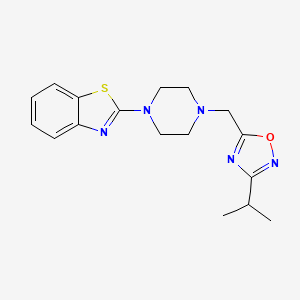 2-(4-{[3-(Propan-2-yl)-1,2,4-oxadiazol-5-yl]methyl}piperazin-1-yl)-1,3-benzothiazole