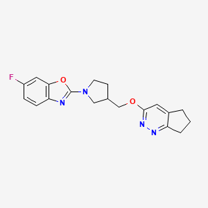 2-[3-({5H,6H,7H-cyclopenta[c]pyridazin-3-yloxy}methyl)pyrrolidin-1-yl]-6-fluoro-1,3-benzoxazole