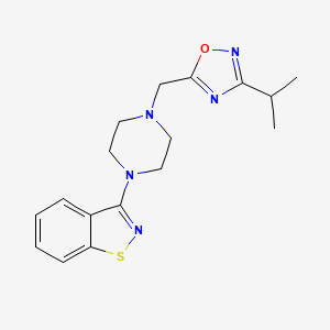 molecular formula C17H21N5OS B12249074 3-(4-{[3-(Propan-2-yl)-1,2,4-oxadiazol-5-yl]methyl}piperazin-1-yl)-1,2-benzothiazole 