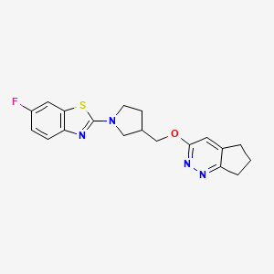 2-[3-({5H,6H,7H-cyclopenta[c]pyridazin-3-yloxy}methyl)pyrrolidin-1-yl]-6-fluoro-1,3-benzothiazole