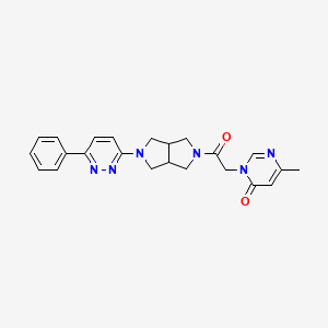 molecular formula C23H24N6O2 B12249288 6-Methyl-3-{2-oxo-2-[5-(6-phenylpyridazin-3-yl)-octahydropyrrolo[3,4-c]pyrrol-2-yl]ethyl}-3,4-dihydropyrimidin-4-one 