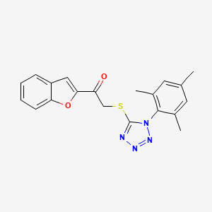 molecular formula C20H18N4O2S B1225908 1-(2-Benzofuranyl)-2-[[1-(2,4,6-trimethylphenyl)-5-tetrazolyl]thio]ethanone 