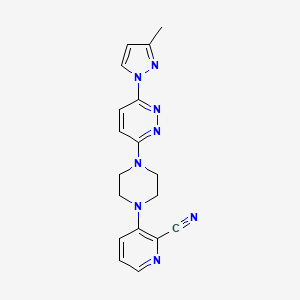 molecular formula C18H18N8 B12263404 3-{4-[6-(3-methyl-1H-pyrazol-1-yl)pyridazin-3-yl]piperazin-1-yl}pyridine-2-carbonitrile 