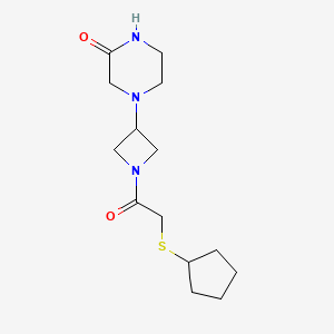 4-{1-[2-(Cyclopentylsulfanyl)acetyl]azetidin-3-yl}piperazin-2-one