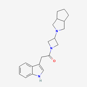 molecular formula C20H25N3O B12266481 2-(1H-indol-3-yl)-1-(3-{octahydrocyclopenta[c]pyrrol-2-yl}azetidin-1-yl)ethan-1-one 