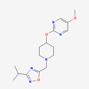 5-Methoxy-2-[(1-{[3-(propan-2-yl)-1,2,4-oxadiazol-5-yl]methyl}piperidin-4-yl)oxy]pyrimidine