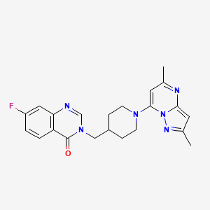 molecular formula C22H23FN6O B12270219 3-[(1-{2,5-Dimethylpyrazolo[1,5-a]pyrimidin-7-yl}piperidin-4-yl)methyl]-7-fluoro-3,4-dihydroquinazolin-4-one 