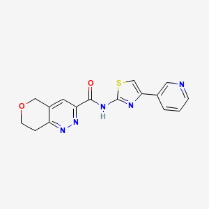 molecular formula C16H13N5O2S B12271452 N-[4-(pyridin-3-yl)-1,3-thiazol-2-yl]-5H,7H,8H-pyrano[4,3-c]pyridazine-3-carboxamide 