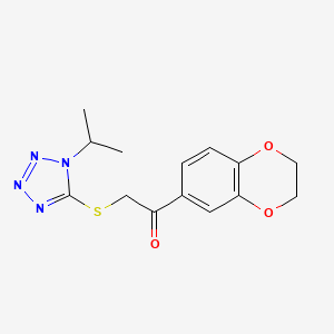 1-(2,3-Dihydro-1,4-benzodioxin-6-yl)-2-[(1-propan-2-yl-5-tetrazolyl)thio]ethanone