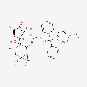 1,6,13-Trihydroxy-8-[[(4-methoxyphenyl)-diphenylmethoxy]methyl]-4,12,12,15-tetramethyltetracyclo[8.5.0.02,6.011,13]pentadeca-3,8-dien-5-one