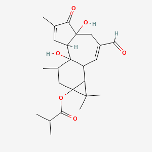 (8-Formyl-1,6-dihydroxy-4,12,12,15-tetramethyl-5-oxo-13-tetracyclo[8.5.0.02,6.011,13]pentadeca-3,8-dienyl) 2-methylpropanoate