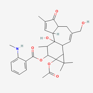 [13-Acetyloxy-1-hydroxy-8-(hydroxymethyl)-4,12,12,15-tetramethyl-5-oxo-14-tetracyclo[8.5.0.02,6.011,13]pentadeca-3,8-dienyl] 2-(methylamino)benzoate