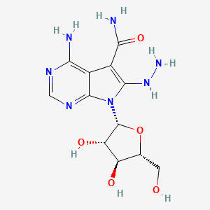 molecular formula C12H17N7O5 B1230830 4-amino-7-[(2R,3S,4S,5R)-3,4-dihydroxy-5-(hydroxymethyl)oxolan-2-yl]-6-hydrazinylpyrrolo[2,3-d]pyrimidine-5-carboxamide 